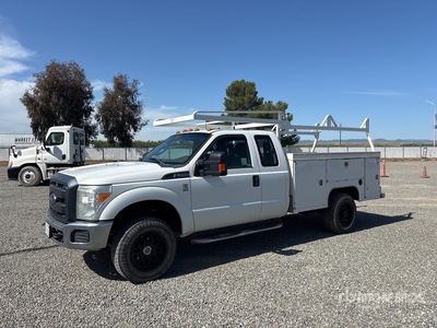 2015 Ford F-350 XL 4x4 Extended Cab ユーティリティトラック