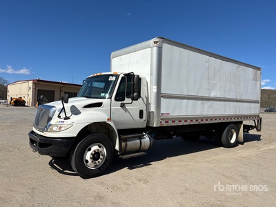 2015 International 4300 4x2 Furgoneta caja cerrada
