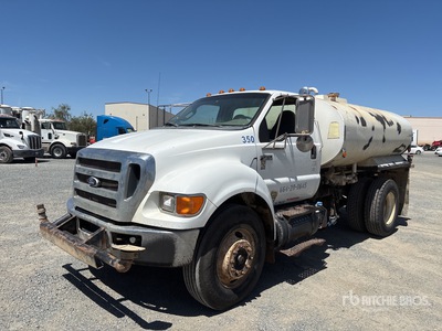 2011 Ford F-750 4x2 Camion cisterna de agua