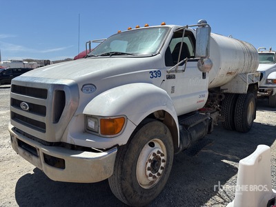 2013 Ford F-750 4x2 Camion cisterna de agua