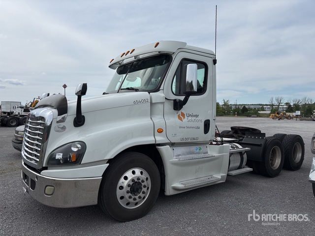 2016 Freightliner Cascadia 125 6x4 T/A Day Cab Truck Tractor