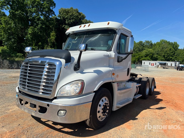 2016 Freightliner Cascadia 125 6x4 T/A Day Cab Truck Tractor