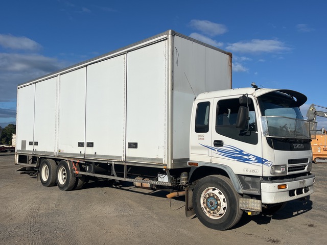 2005 Isuzu FVR900 6x4 Van Truck 2005 Isuzu FVR900 6x4 Van Truck