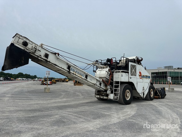 2004 Roadtec SB-2500C Wheel Asphalt Transfer Machine