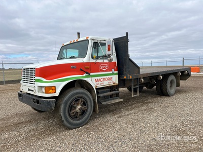 1997 International 4900 4x2 Ciężarówka z płaską platformą
