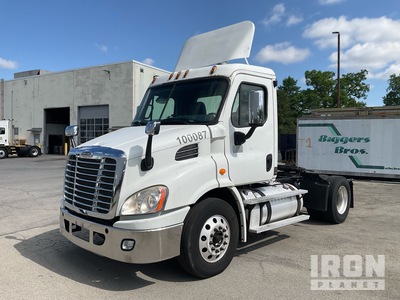 2013 Freightliner Cascadia 113 4x2 S/A Day Cab Truck Tractor
