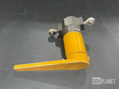 Boeing 901-330-110-103 Latch & Handle Assembly