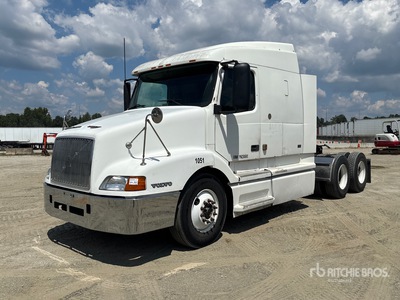 2000 Volvo VNL 6x4 T/A Sleeper Truck Tractor