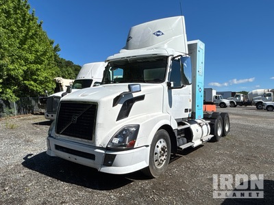 2015 Volvo CNG CNG 6x4 T/A Day Cab Truck Tractor