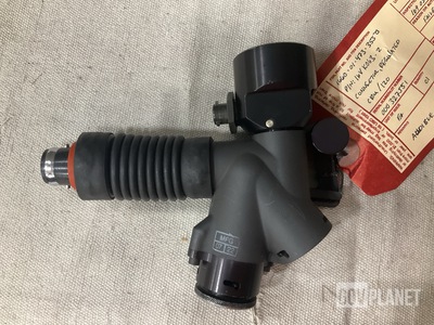 (4) Carleton Life Support Systems 16VK063-2 Regulator Connectors