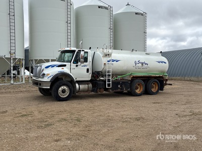 2002 International 7600 4000 gal 6x4 Water Truck