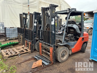 2014 Toyota 8FDU30 5550 lb Pneumatic Tire Forklift
