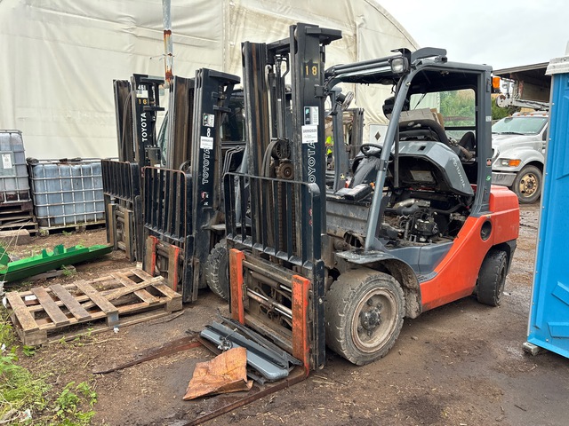 2014 Toyota 8FDU30 5550 lb Pneumatic Tire Forklift