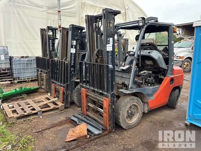 2014 Toyota 8FDU30 5550 lb Pneumatic Tire Forklift