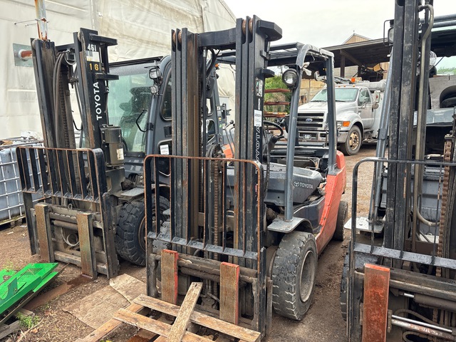 Toyota 8FGU25 4500 lb Pneumatic Tire Forklift