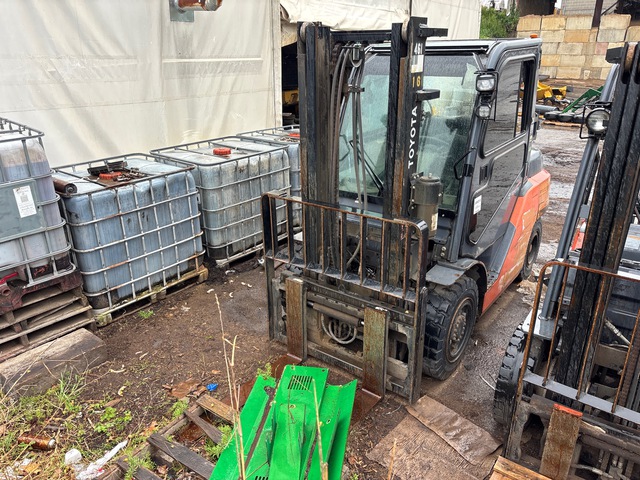 2015 Toyota 8FG35U 7300 lb Pneumatic Tire Forklift