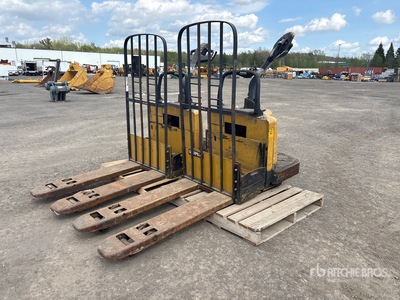 Quantity of (2) Cat NPV60 6000 lb Electric Walk-Behind Vérins de châssis (Inoperable)