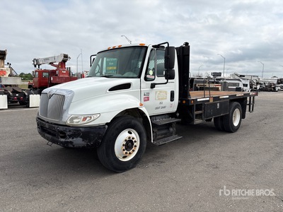 2005 International 4300 4x2 شاحنة مسطحة