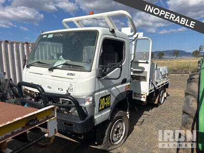 2012 Mitsubishi Fuso FG4000 4x4 Camion de combustible y lubricacion (Inoperable)