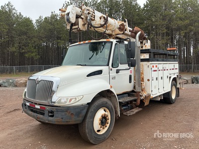 Altec DM47 on 2005 International 4400 4x2 Camion excavadora