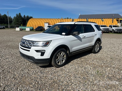 2019 Ford Explorer XLT 4WD を見 SUV