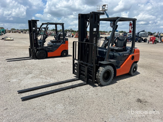 2016 Toyota 8FDU25 4650 lb Pneumatic Tire Forklift
