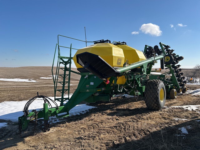 1997 John Deere 1850 36 ft 0 in Disc Air Drill w/ 1998 John Deere Air Cart 1997 John Deere 1850 36 ft 0 in Disc Air Drill w/ 1998 John Deere Air Cart