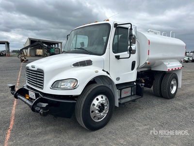 2014 Freightliner M2 106 2000 gal 4x2 Camion à eau