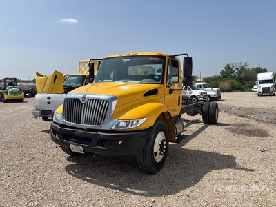 2013 International 4300 4x2 Cabina y chasis (Inoperable)