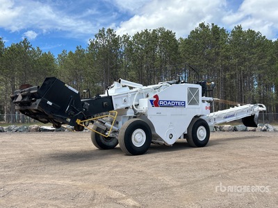 2005 Roadtec SB-2500C Wheel Asphalt Transfer Machine