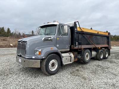 2017 Western Star 4700 8x4 Tri/A Camión dumper