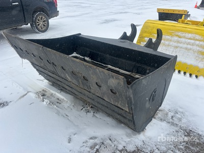 WBM 72 in Q/C Hydraulic Tilting Excavator Bucket - Fits 350 Series
