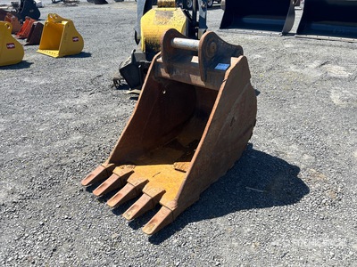 33 in Digging Excavator Bucket - Fits Doosan 225
