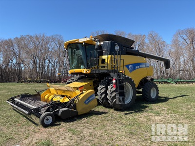 2010 New Holland CR9060 Combine Harvester