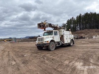 1999 commander 4047 on 2000 International 4900 4x2 Digger Derrick Truck
