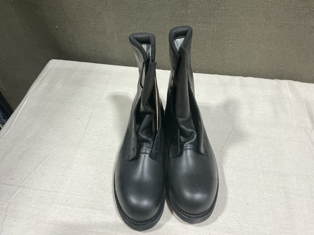 (35) Pairs of Men&rsquo;s Safety Boots