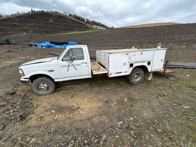 1994 Ford F-450 Service Truck (Inoperable) 1994 Ford F-450 Service Truck (Inoperable)