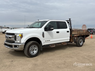 2019 Ford F-350 XLT 4x4 Crew Cab Flatbed Truck