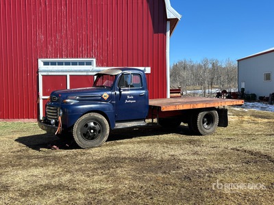 Ford F155 4x2 Ciężarówka z płaską platformą