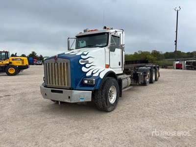 2011 Kenworth T800 8x4 Camión rodante