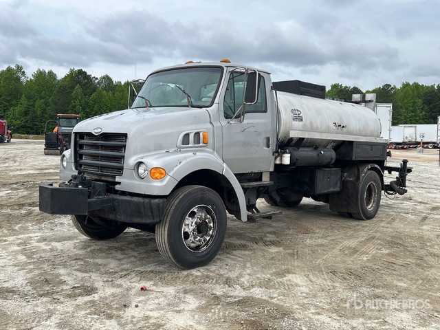 Etnyre Black-Topper Series 2000 1500 gal on 1999 Sterling L7500 4x2 Asphalt Distributor Truck