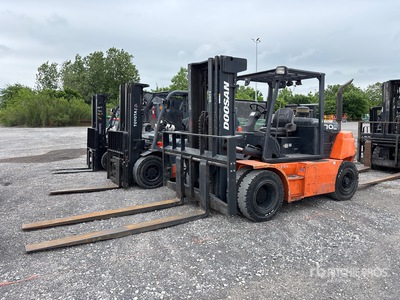 Doosan D70S7 13700 lb Forklift