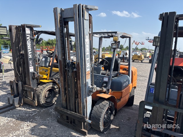 Heli CPYD35-TY 6000 lb Pneumatic Tire Forklift