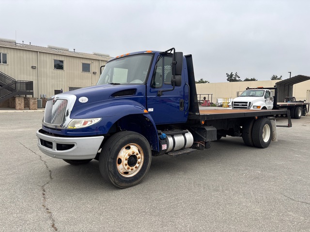 2016 International 4300 4x2 Flatbed Truck