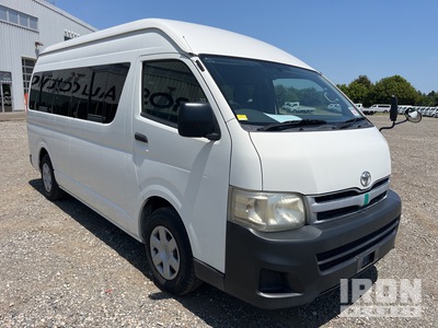 2011 年 Toyota Hiace Passenger Van