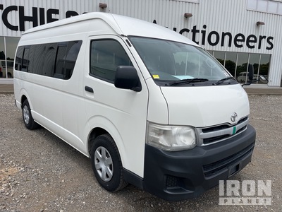 2011 年 Toyota Hiace Passenger Van