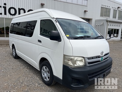 2012 年 Toyota Hiace Passenger Van