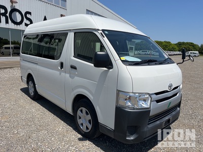 2015 年 Toyota Hiace Passenger Van