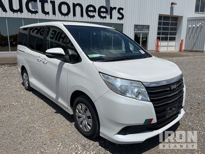2014 年 Toyota NOAH Passenger Van