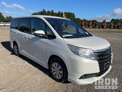 2014 Toyota NOAH Minicamioneta